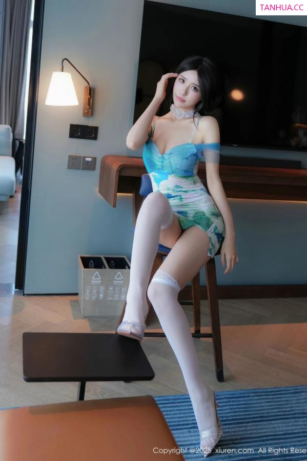   [XiuRen]高清写真图 2025.10.13 No.10859 shelly诗莉吖 白色丝袜第7张图片